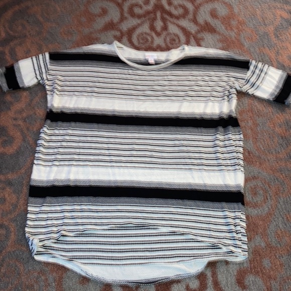 LuLaRoe Tops - Lularoe Xs oversized short sleeve shirt